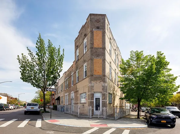 31-11 43rd St, Astoria, NY 11103