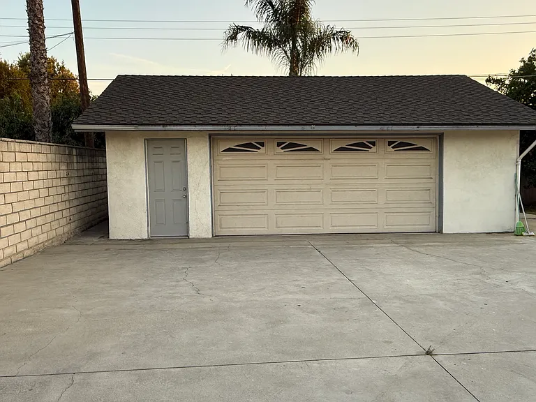 2 CAR GARAGE