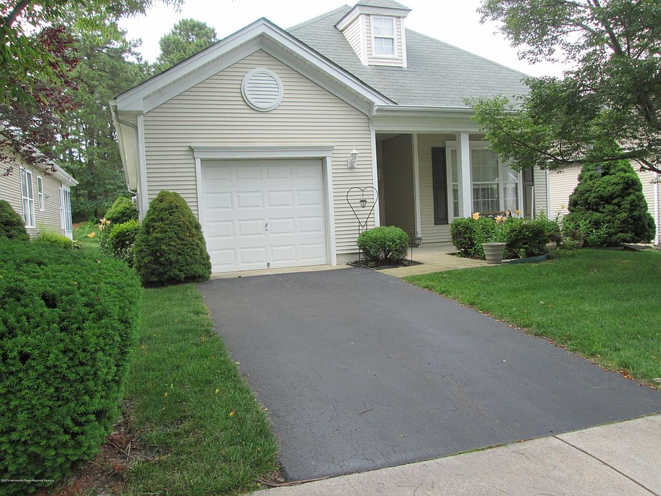 1st image of 26 Goldensprings Dr