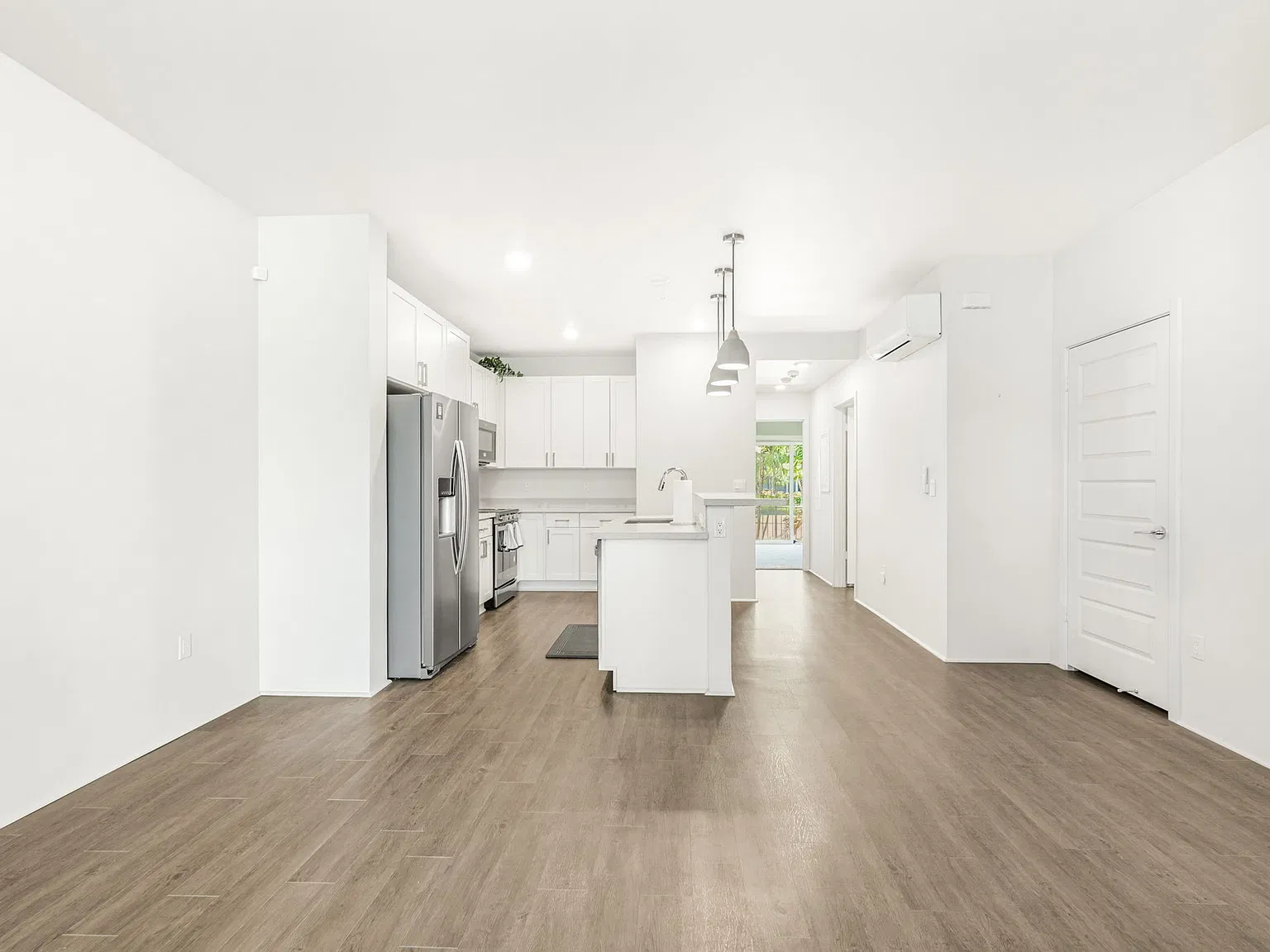 1 bed, 692 sqft, $2,600 — Photo 2