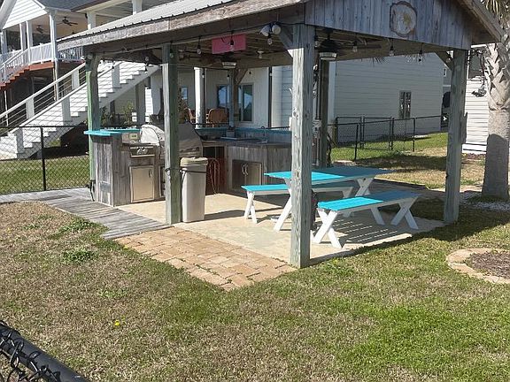 COVERED OURDOOR KITCHEN