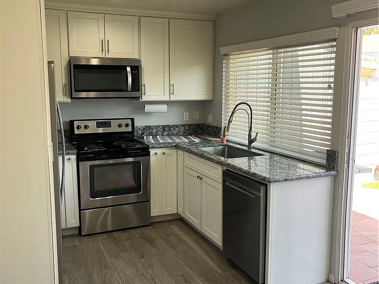 1063 Canyon Spring Ln — Photo 4