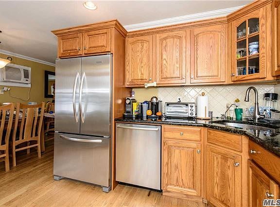5th image of 213 Roslyn Ave