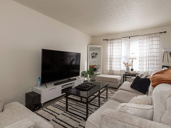 Hidden Creek | Townhouse | Living Room & Window View