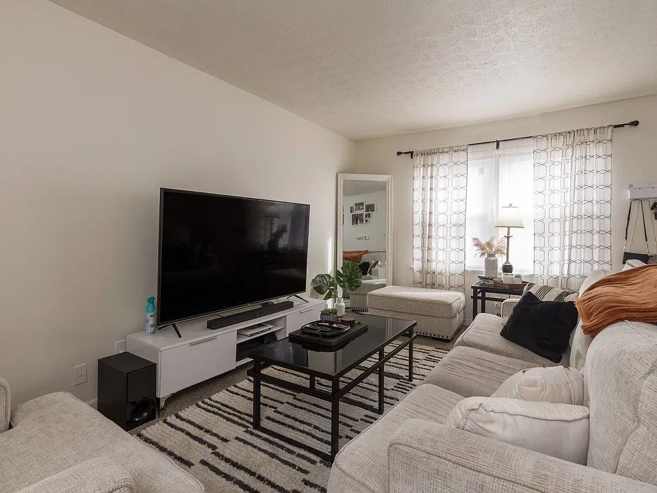 Hidden Creek | Townhouse | Living Room & Window View
