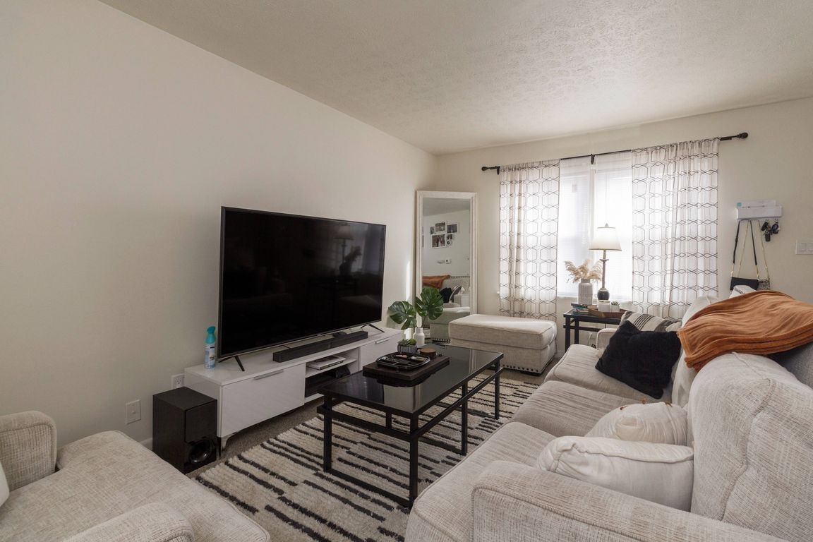 Hidden Creek | Townhouse | Living Room & Window View