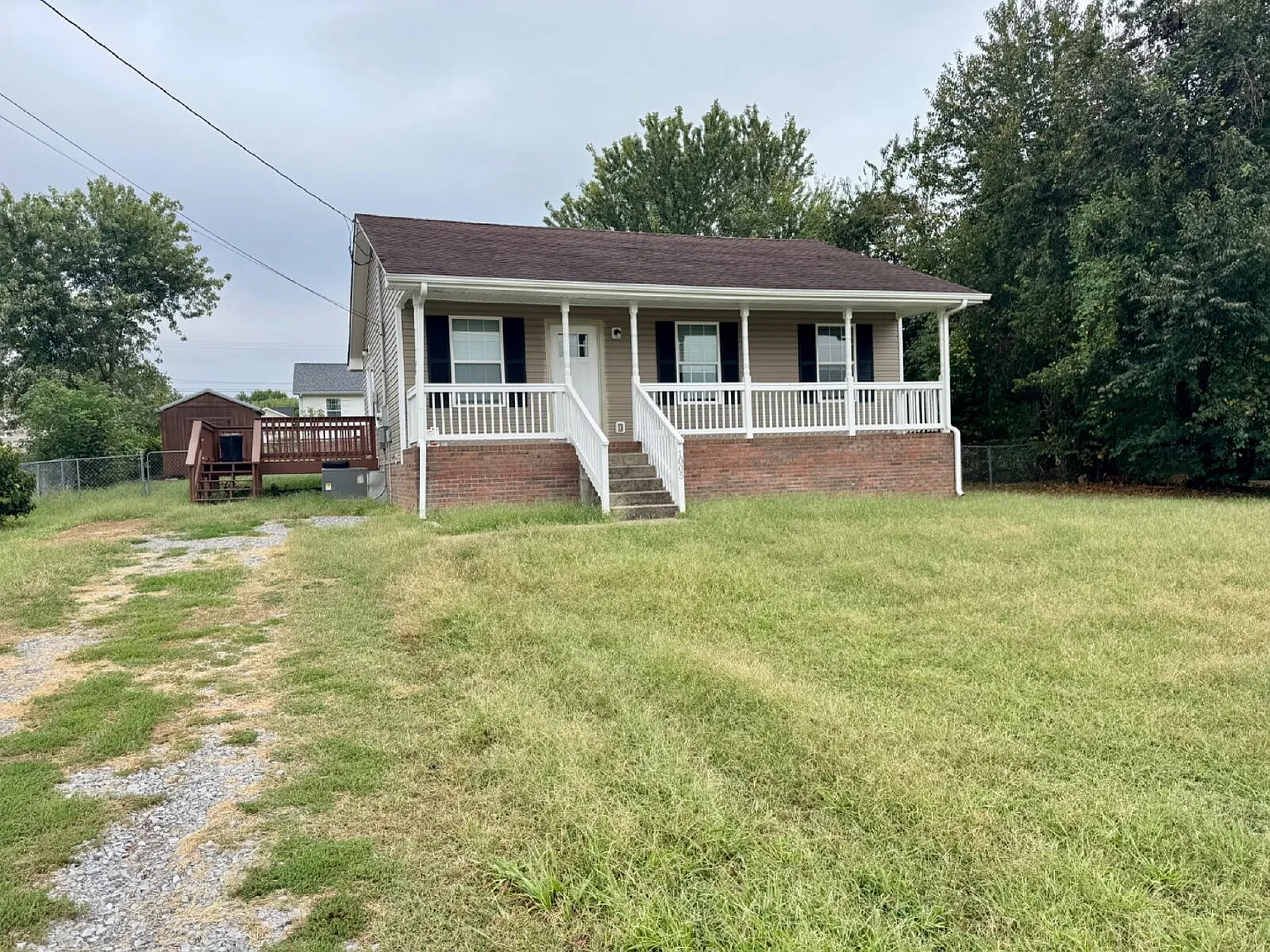3 bed, 1.5 bath, 945 sqft, $1,195 — Photo 1