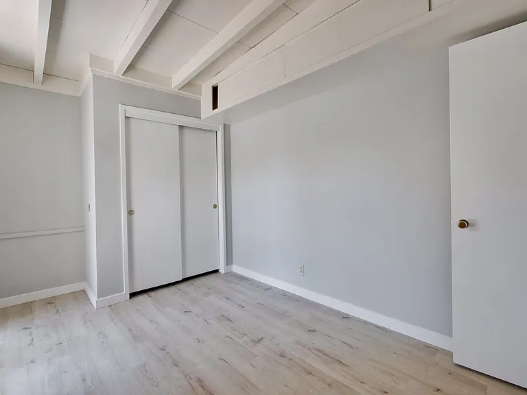 3049 Harding Ave — Photo 36