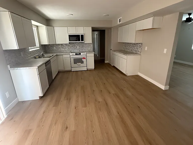 1213 E Cordova Ave — Photo 5