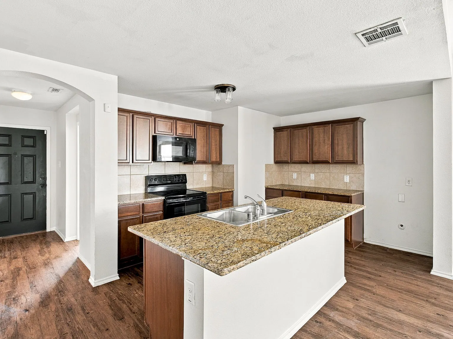 4 bed, 1891 sqft, $2,100 — Photo 3