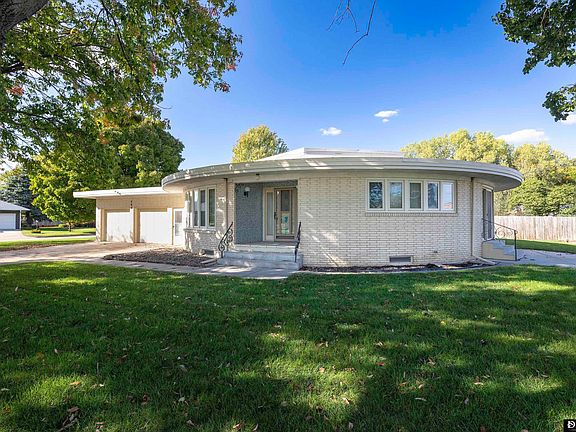 2nd image of 204 W Country Ln