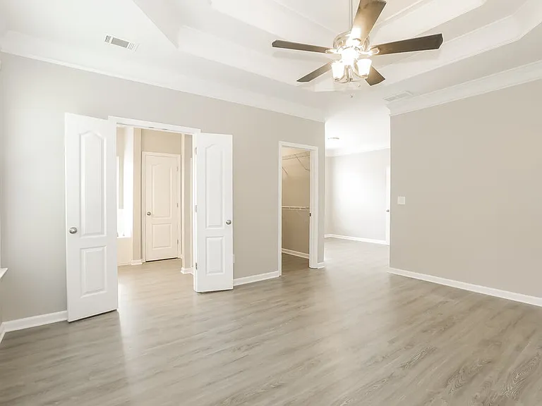 2452 Temple View Dr — Photo 9