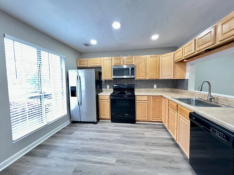 1804 Queen Anne Ct — Photo 3