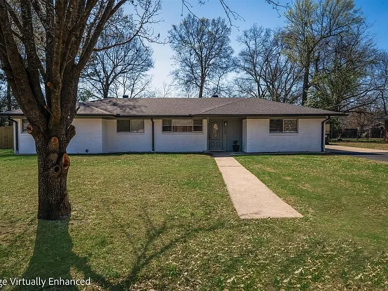 112 E Fairlane Dr — Photo 2