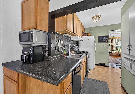 5th image of 1728 Russet STREET