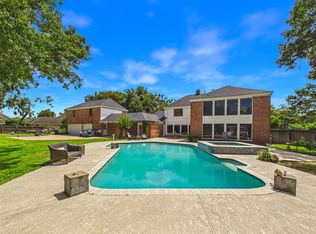 111 Cherrywood Dr, Lake Jackson, TX 77566