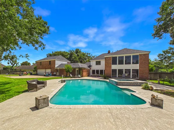 111 Cherrywood Dr, Lake Jackson, TX 77566