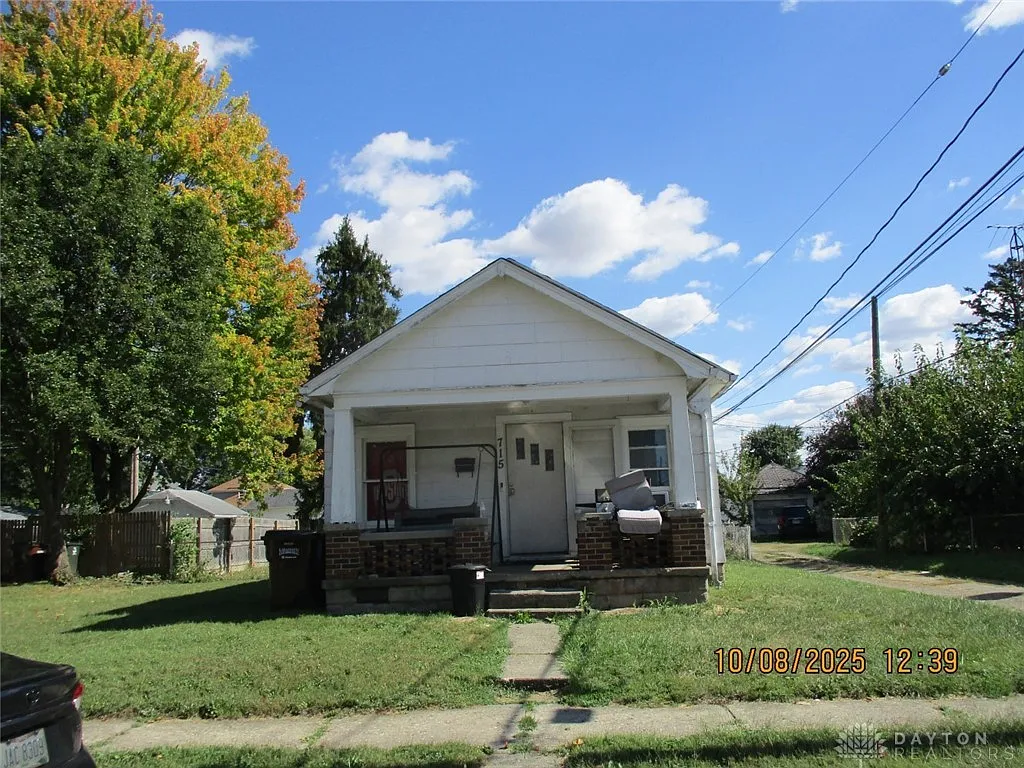 715 Leonard St photo 1