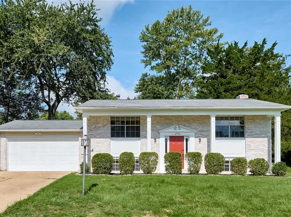 1771 Redcoat Dr, Maryland Heights, MO 63043