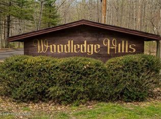 20 Woodledge Hills Dr, Hawley, PA 18428