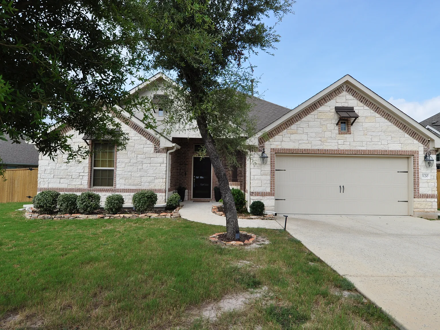 4 bed, 2687 sqft, $2,850 — Photo 2