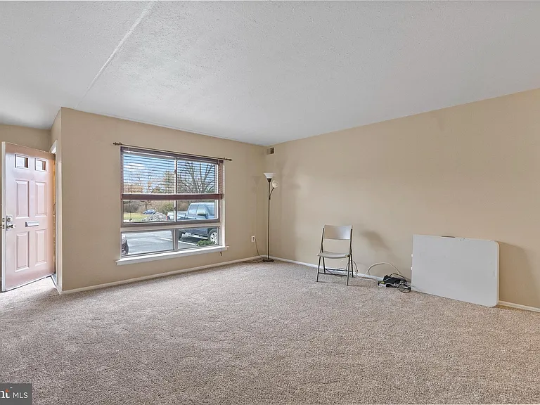 211 James Ct — Photo 5
