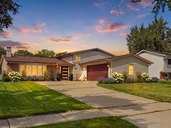8030 Carlisle Dr, Hanover Park, IL 60133