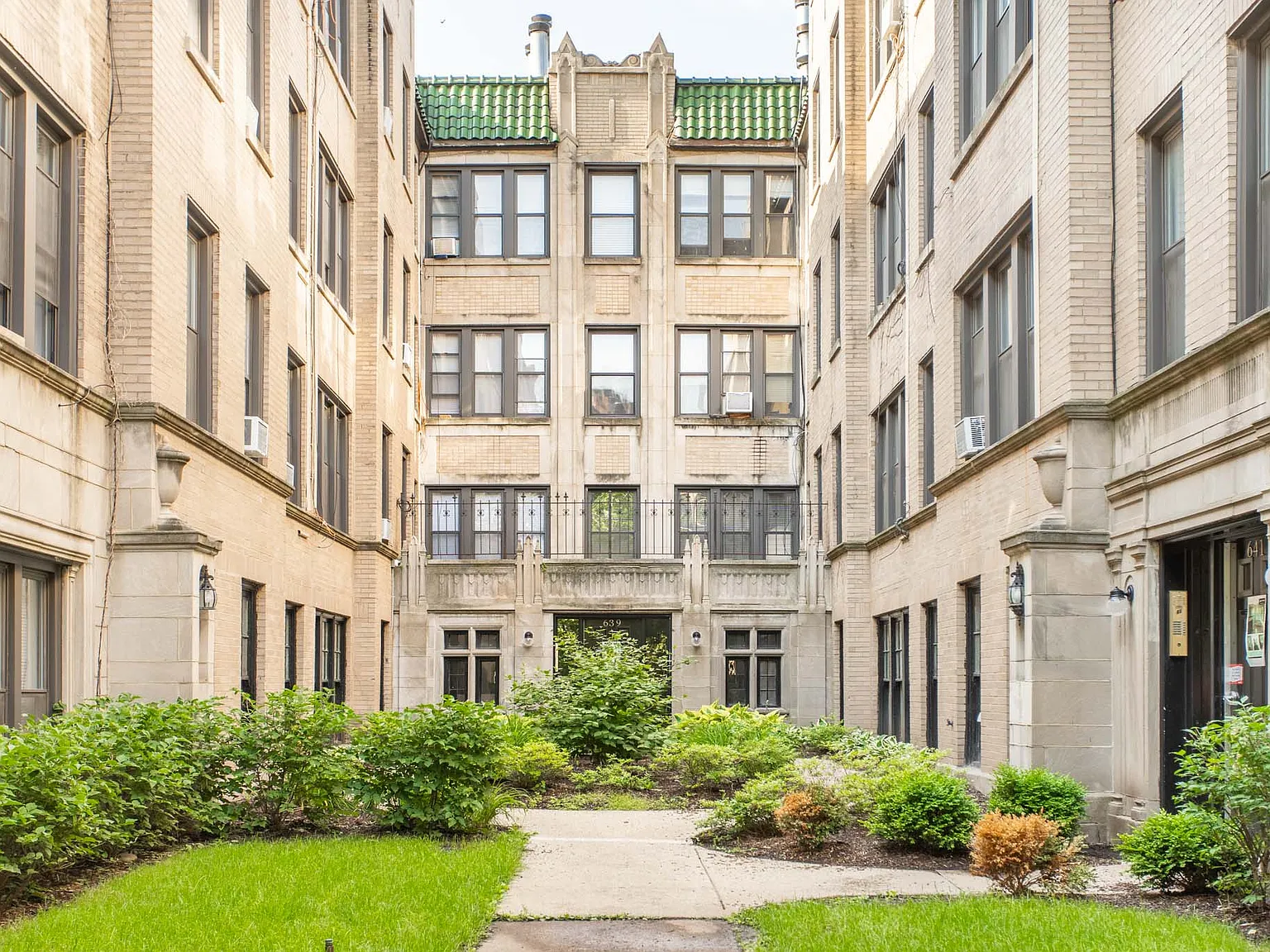 627-41 W Roscoe St — Photo 2