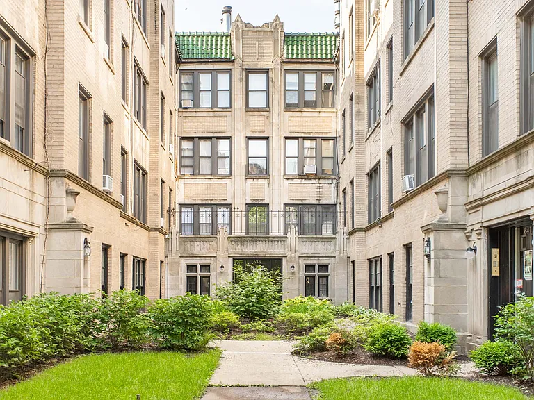 627-41 W Roscoe St — Photo 2