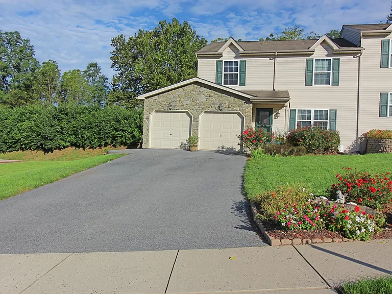 212 Jeffrey Ln — Photo 1