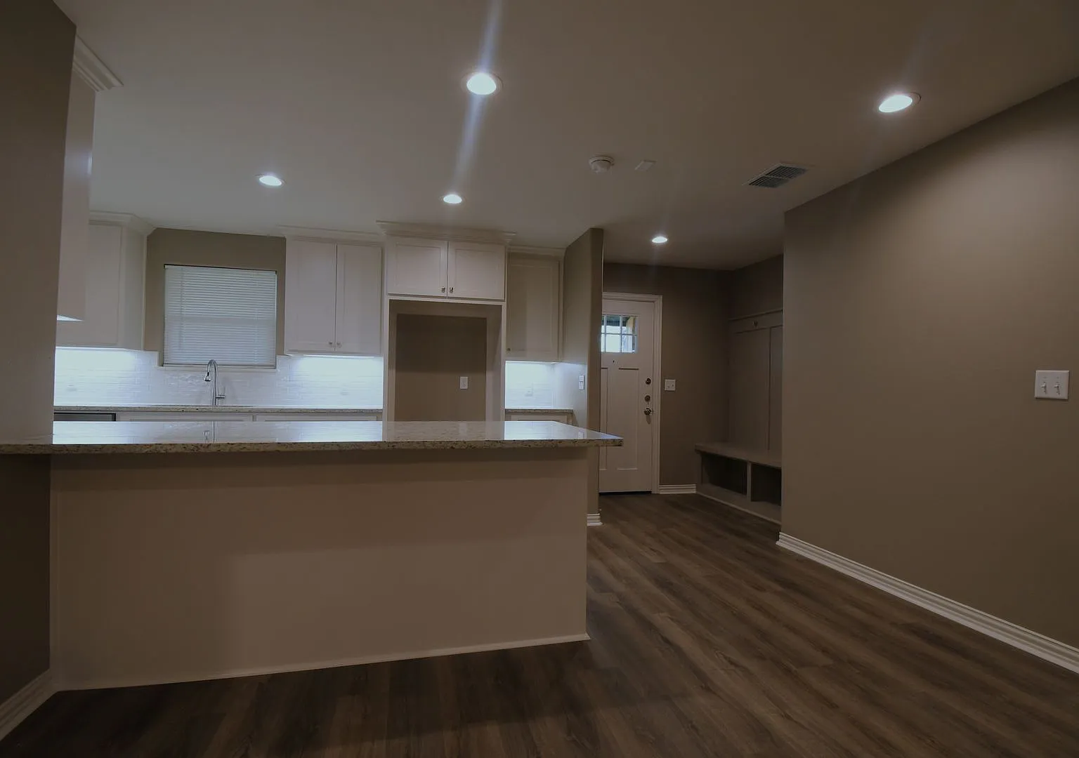 Avaialble Now, Newly Renovated 3 Bedroom Home! — Photo 4