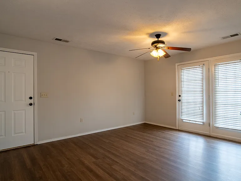 Scenic Station Apartments — Photo 16