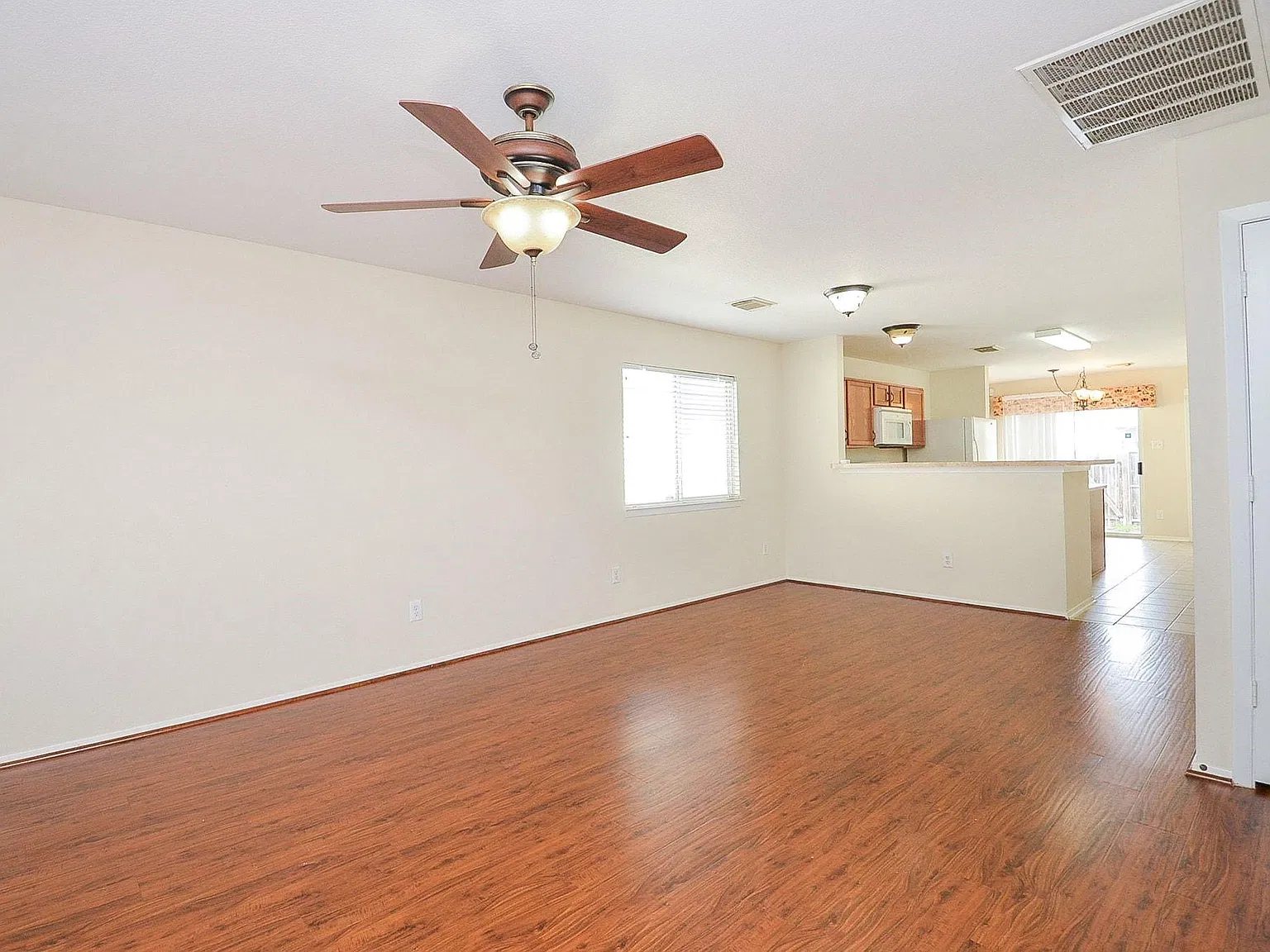 3 bed, 2.0 bath, 1201 sqft, $1,800 — Photo 3