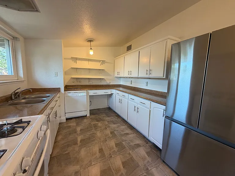 8945 Fashion Dr — Photo 7