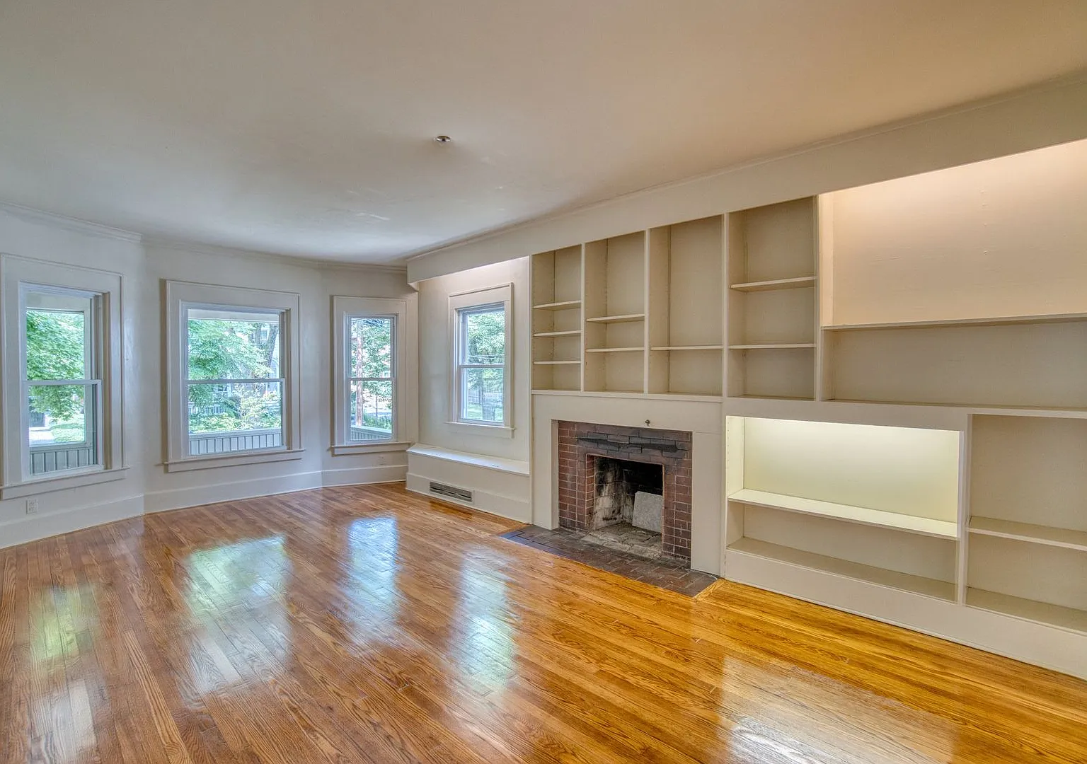 689 Allen Street Apt 1 - Bright, Spacious 1st Floor Flat with Off-Street Parking 7/1/27 — Photo 3