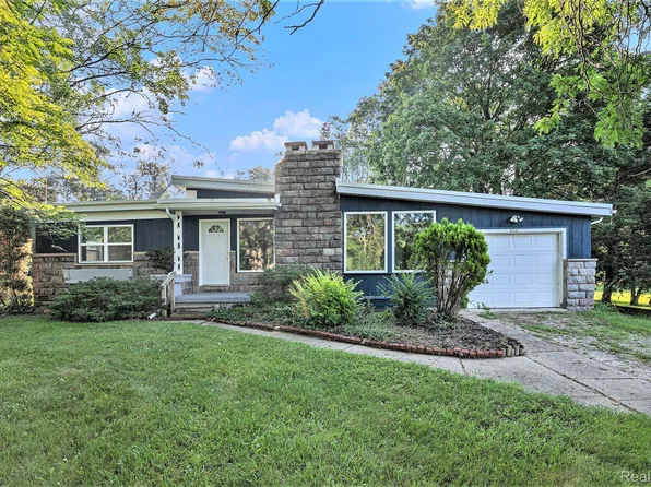 3113 S Center Rd, Burton, MI 48519