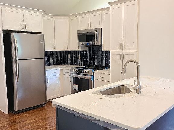 Quartz countertops, new stainless steel appliances