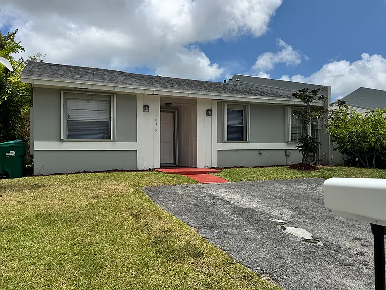 10379 SW 209th Ln — Photo 2
