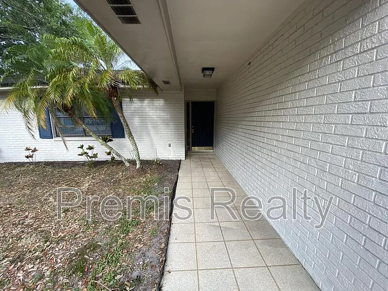 14875 Cromwell Dr — Photo 2