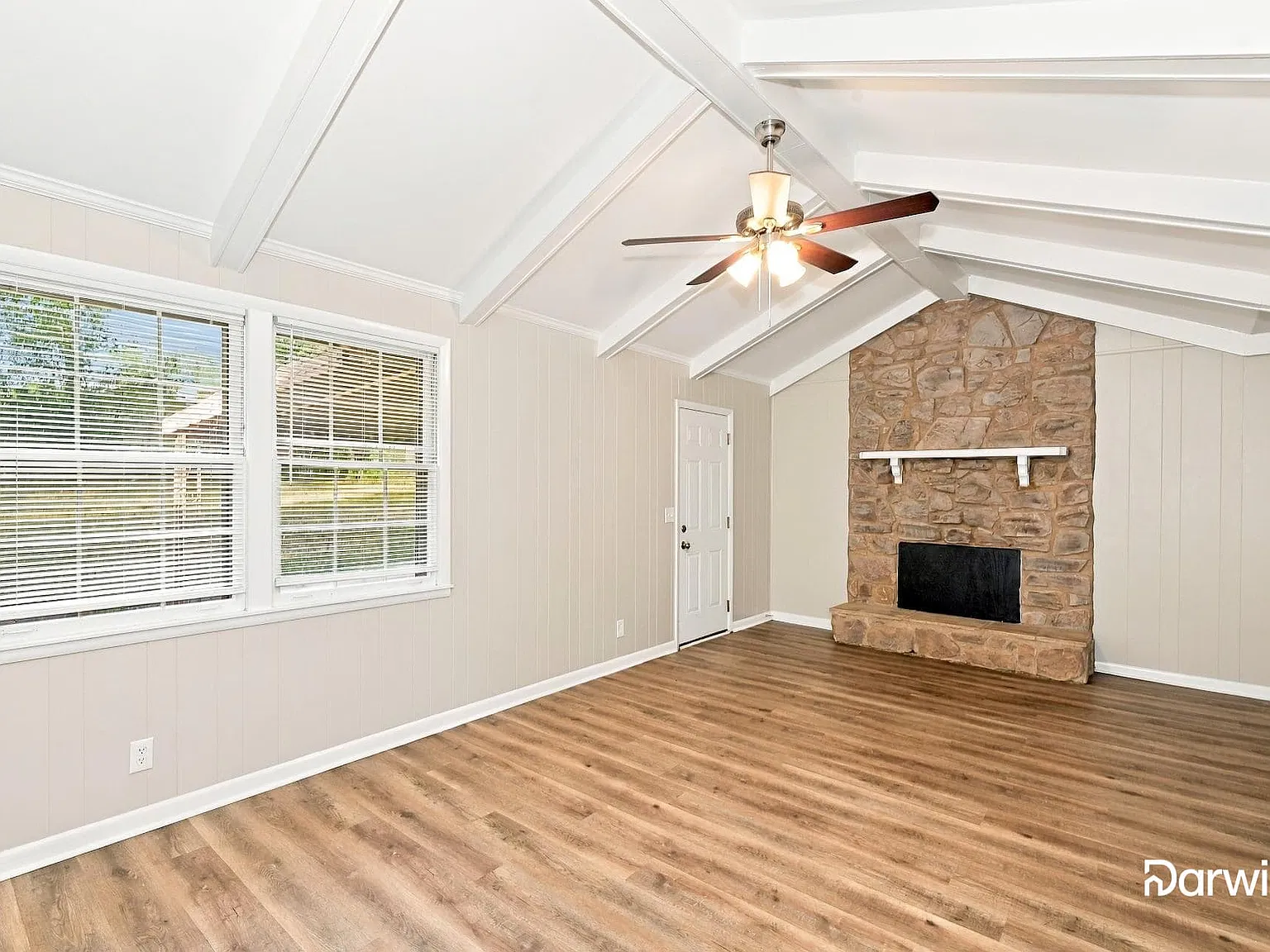 3 bed, 2.0 bath, 1556 sqft, $1,955 — Photo 4