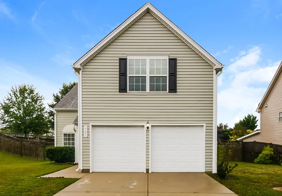 923 Red Oak Tree Dr