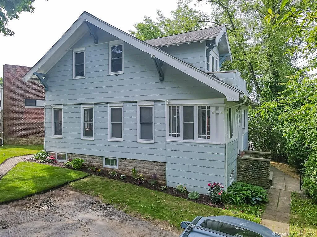 Side view/ driveway side - 2267 Kings Hwy