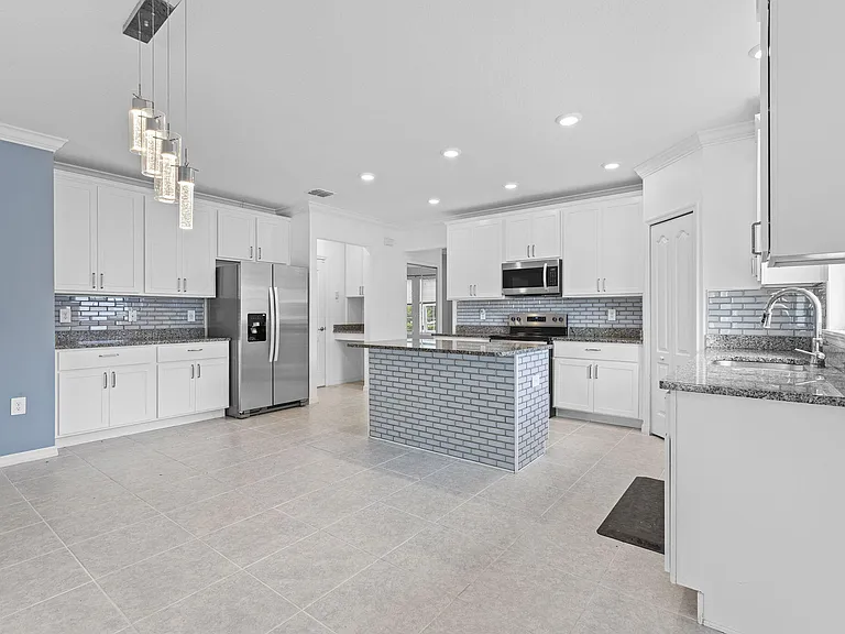 681 SW Millard Dr — Photo 8