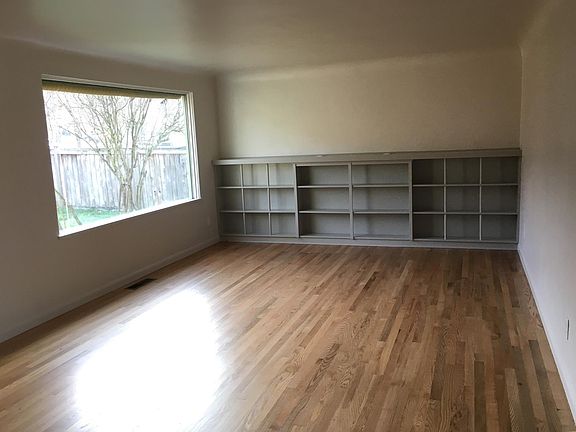 LR with Picture window, built-in bookshelf 