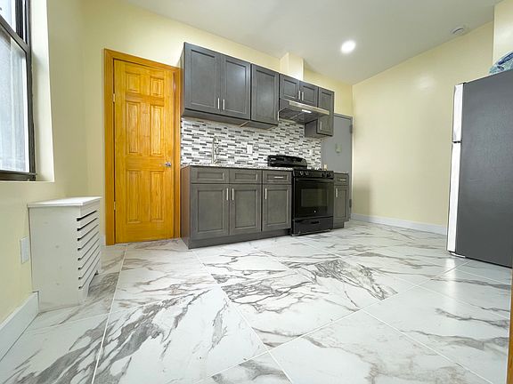 4th image of 934 40th St #1