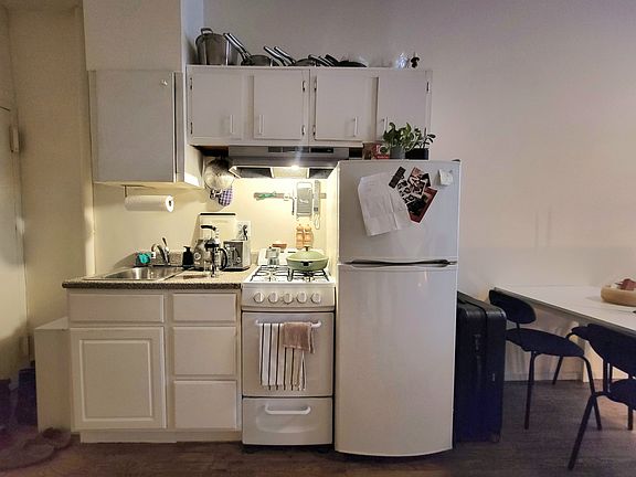 4th image of 211 E 5th St APT 8