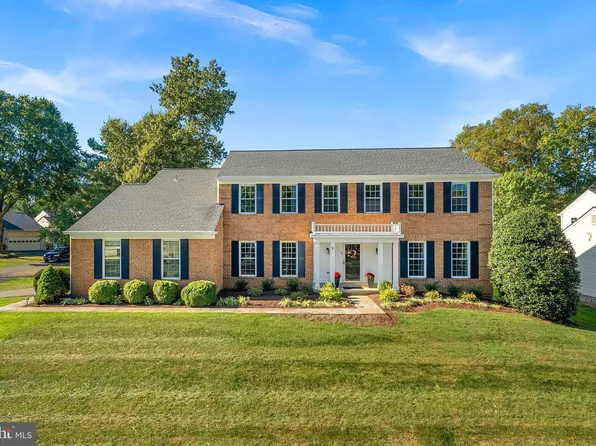 18 Christopher Ln, Sterling, VA 20165