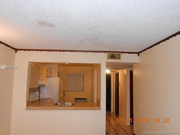 4th image of 925 NE 209th St APT 205-28