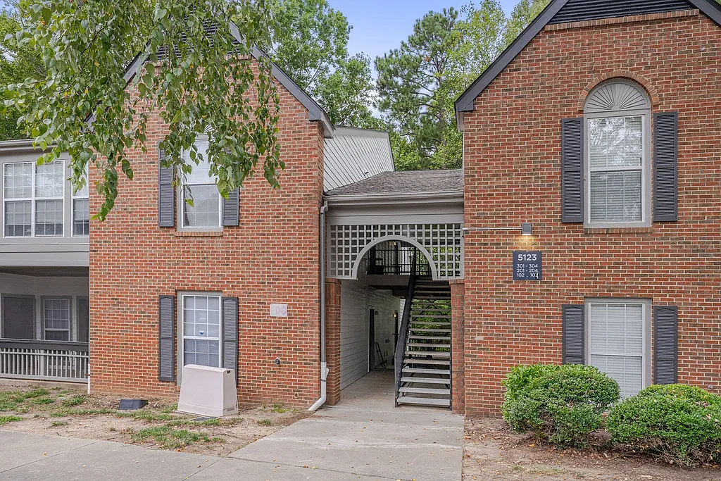 Southpoint Estate Apartments — Photo 2