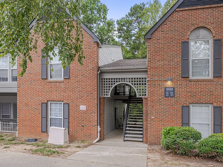Southpoint Estate Apartments — Photo 2